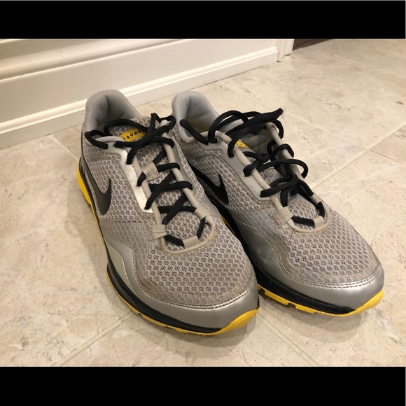 Running shoes & soccer cleats - Picture 4 of 6